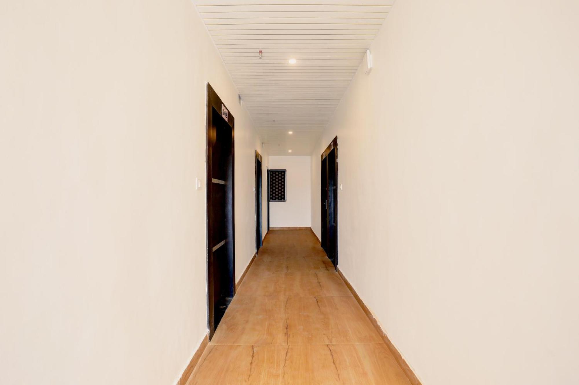 Super Townhouse Balua Road Pahadiya Hotel Варанаси Екстериор снимка